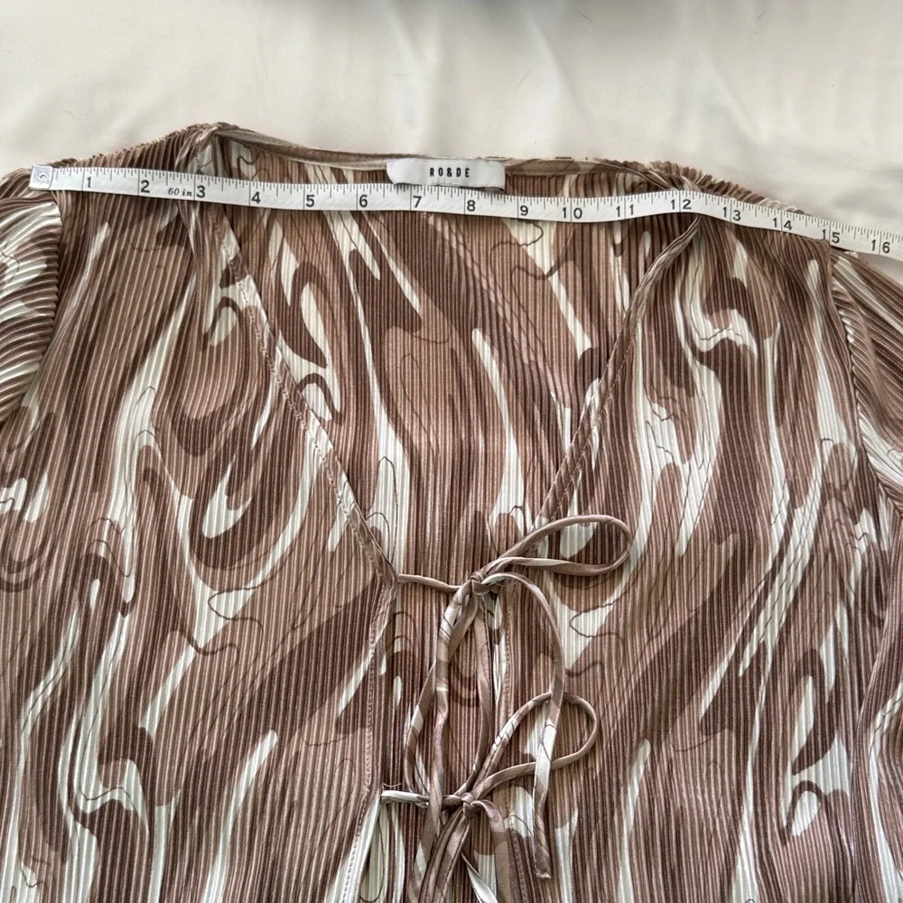RO & DE Beige & White Swirl Lace-Up Short Sleeve Blouse Size Medium - Picture 3 of 5